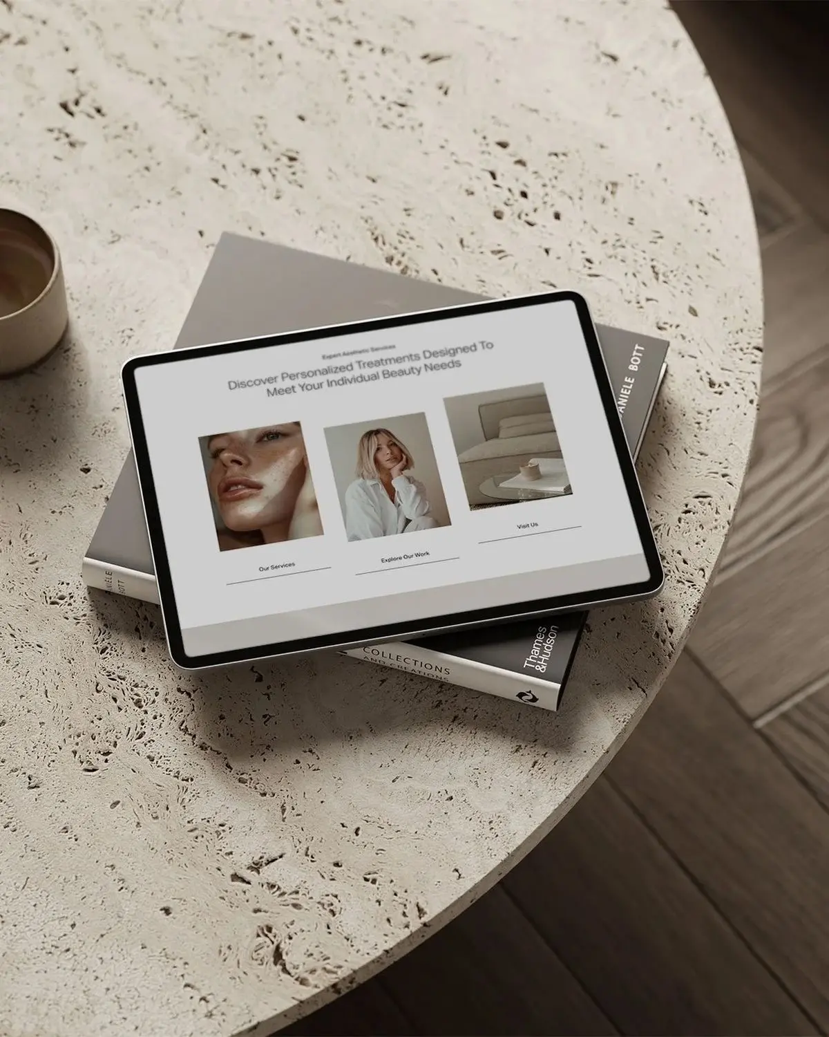 Ejemplo de branding y diseño en mesa de trabajo